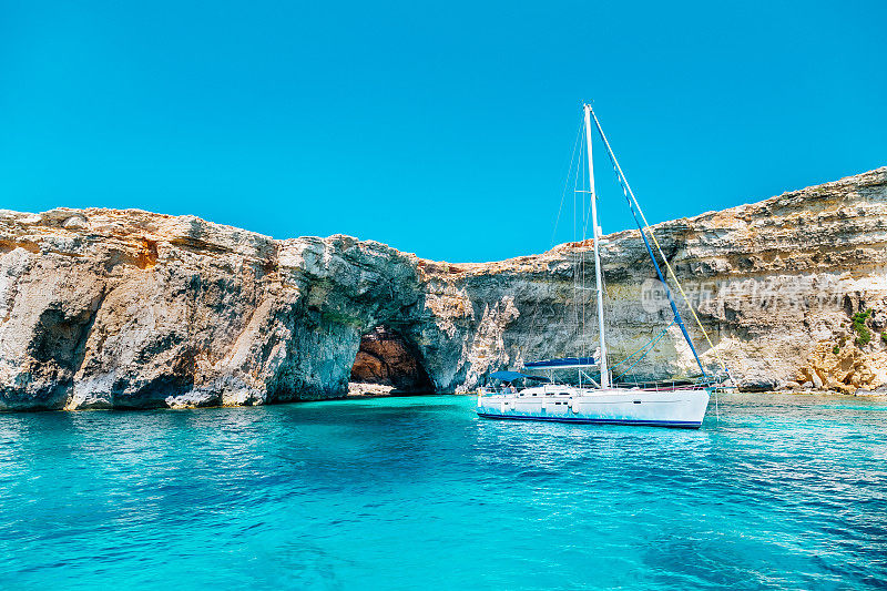 游艇在水晶泻湖，Comino -马耳他